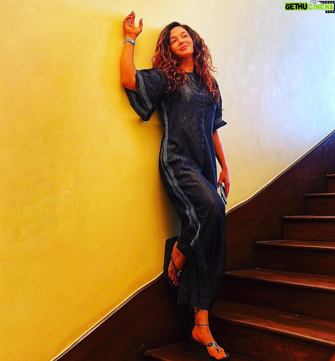 Mrinal Deshraj Instagram - I AM THINKING; TO TRAVEL IS TO LIVE ♥️ : Let’s travel♥️ : Clicked by @rimaansen ♥️ Designer outfit by :- @label_harshabaravliya ♥️ : #travel #outofthecity #againbreak #fun #rnjoyinglife #happy #happylife #love #madness #newlife #marriedlife #mreedaazle #mreenaldeshraj ♥️
