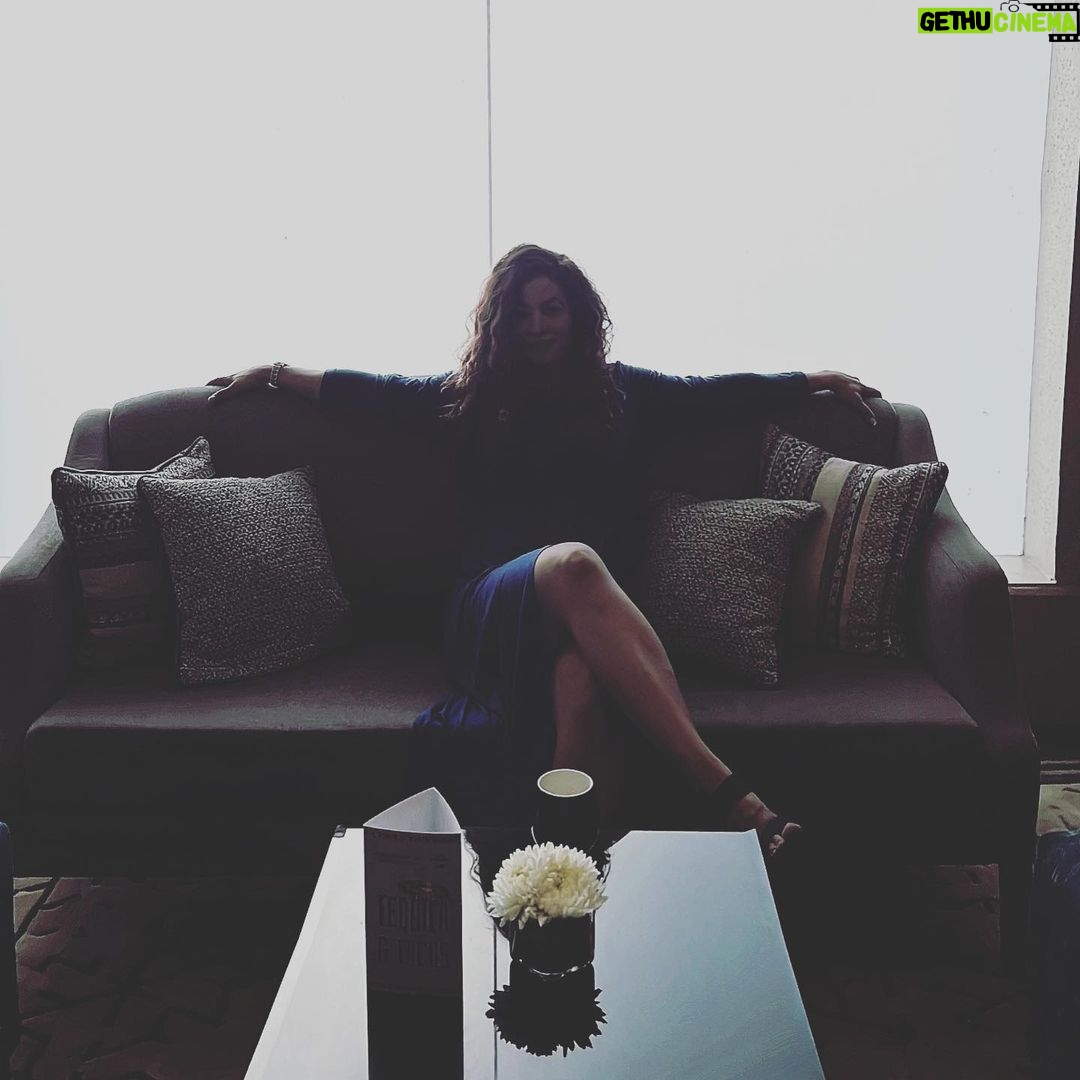 Mrinal Deshraj Instagram - LOVE THE LIFE YOU LIVE. LIVE THE LIFE YOU LOVE♥️ : Clicked by @rimaansen ♥️ : #chilling #live #life #love #happiness #mreenaldeshraj #mreedazzle #strong #women #womenempowerment #fearless #independent #lovelife #happiness #fortunate #blessed soul♥️ JW Marriott Mumbai Juhu
