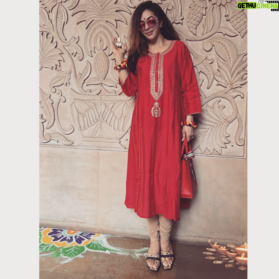 Mrinal Deshraj Instagram - HAPPY DIWALI♥️ : Shine like Sparkles, Glow like Candles, and Burn all the Negativity like Crackles. Wish you all a very lovely & cheerful Diwali♥️ : Clicked by @drkanishkajain ♥️ : #diwali #india #festival #happydiwali #love #diwaligifts #diwalidecorations #mreenaldeshraj #diwalicelebration #indian #festive ♥️