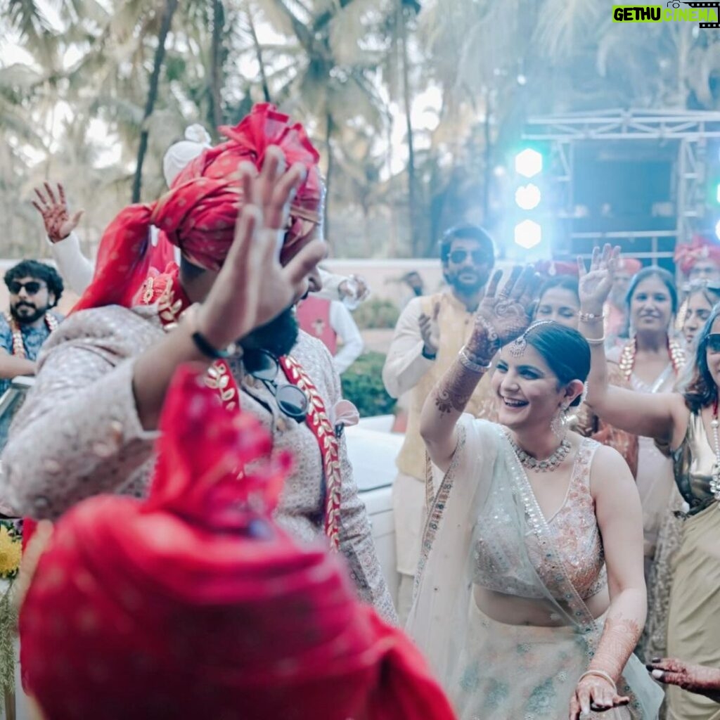 Mukti Mohan Instagram - Wah Wah Ramji Jodi Kya Banai - Bhaiya aur Bhabhi ko Badhai ho Badhai 💕 Blessed to have witnessed the divine union of these 2 beautiful souls. ♾ My dream was to have a sister, and it’s finally come true ! Welcome to our madhouse family Bhabhi @muktimohan Let’s be partners in crime for life 😎 Nitin & I wish you both from the bottom of our hearts that the love you have for each other grows by leaps and bounds and you build beautiful memories together. We love you guys immensely ❤ 🥂 Captured by @themadeinheaven #KunalKoMiliMukti