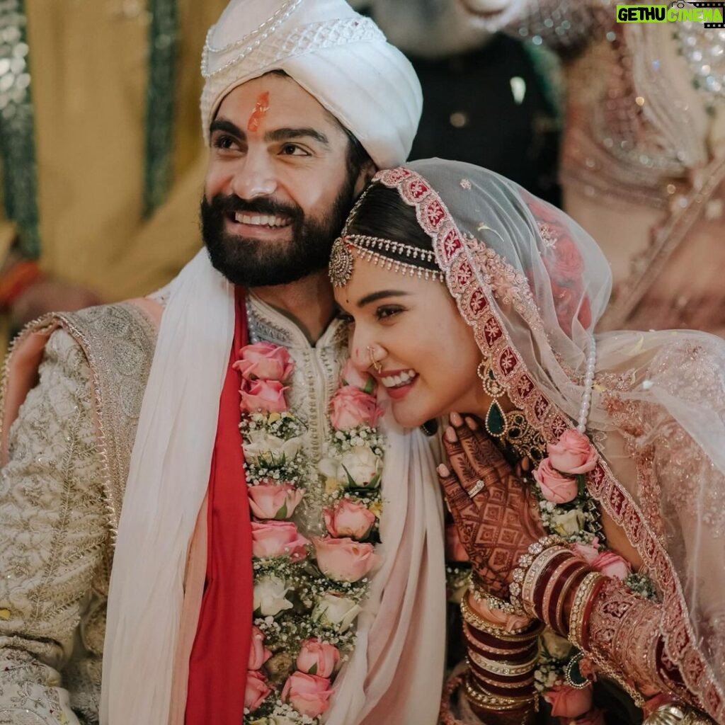 Mukti Mohan Instagram - Wah Wah Ramji Jodi Kya Banai - Bhaiya aur Bhabhi ko Badhai ho Badhai 💕 Blessed to have witnessed the divine union of these 2 beautiful souls. ♾️ My dream was to have a sister, and it’s finally come true ! Welcome to our madhouse family Bhabhi @muktimohan Let’s be partners in crime for life 😎 Nitin & I wish you both from the bottom of our hearts that the love you have for each other grows by leaps and bounds and you build beautiful memories together. We love you guys immensely ❤️ 🥂 Captured by @themadeinheaven #KunalKoMiliMukti