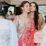 Mukti Mohan Instagram - Magic ✨. Masti 💃. Mehendi 🌸 #kunalkomilimukti @whokunalthakur @muktimohan @neetimohan18 @mohanshakti @nit_thakur Photos : @themadeinheaven