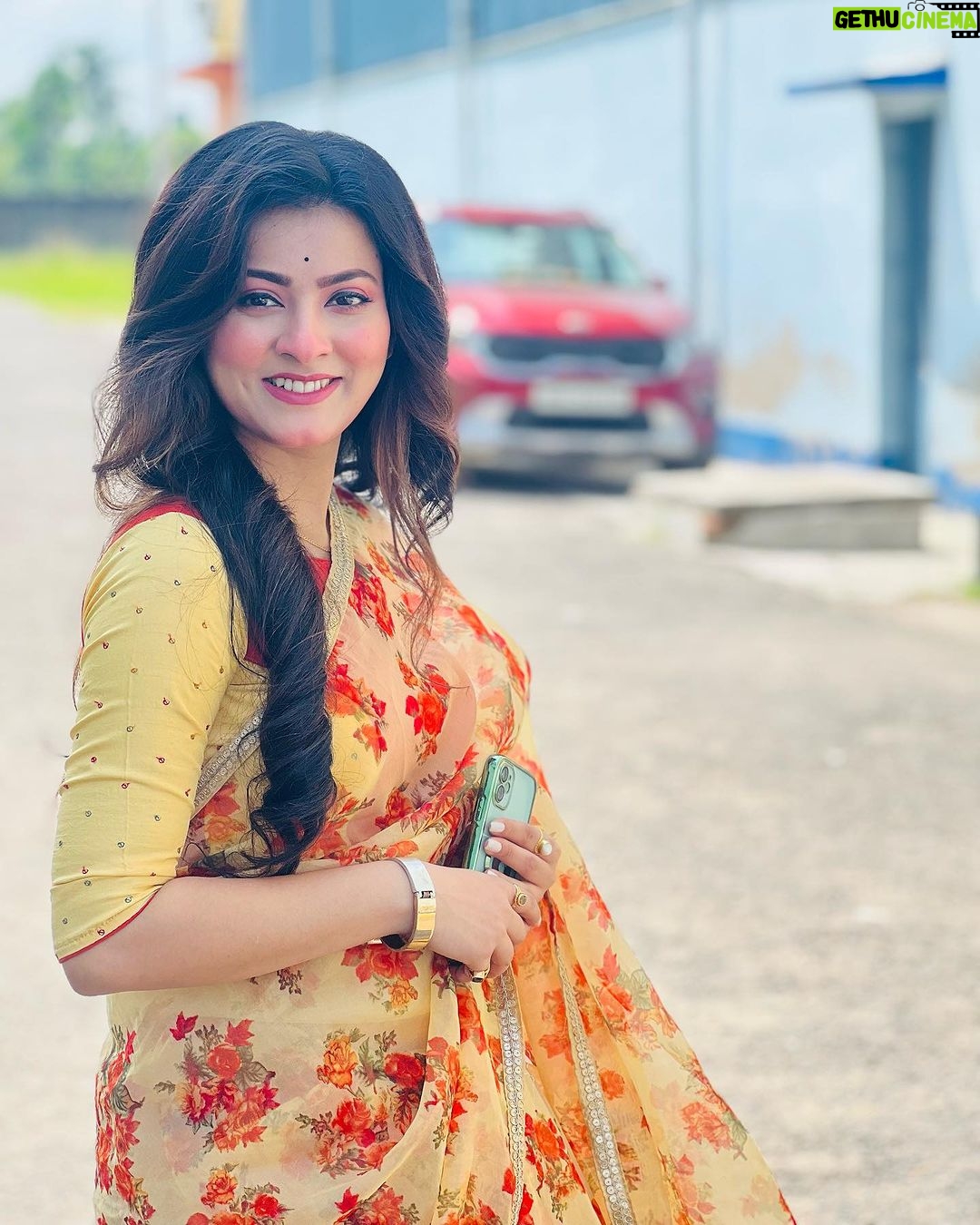 Nabanita Malakar Instagram - Ragini 🍁 #roopsagoremonermanush Monday to Sunday 8.30 P.M Sudhu matro #sunbangla @sunbanglaofficial @svfsocial #nabanitamalakar #nabanitamalakar09 #nabanitamalakarofficial Dassani 2 Studio