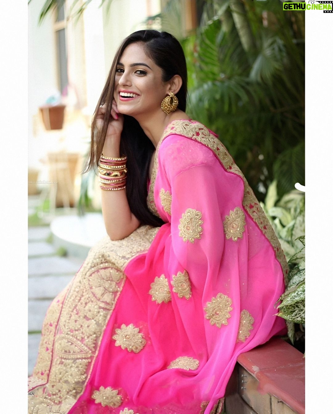 Naina Ganguly Instagram - I just like to smile. Smiling’s my favorite. 💗