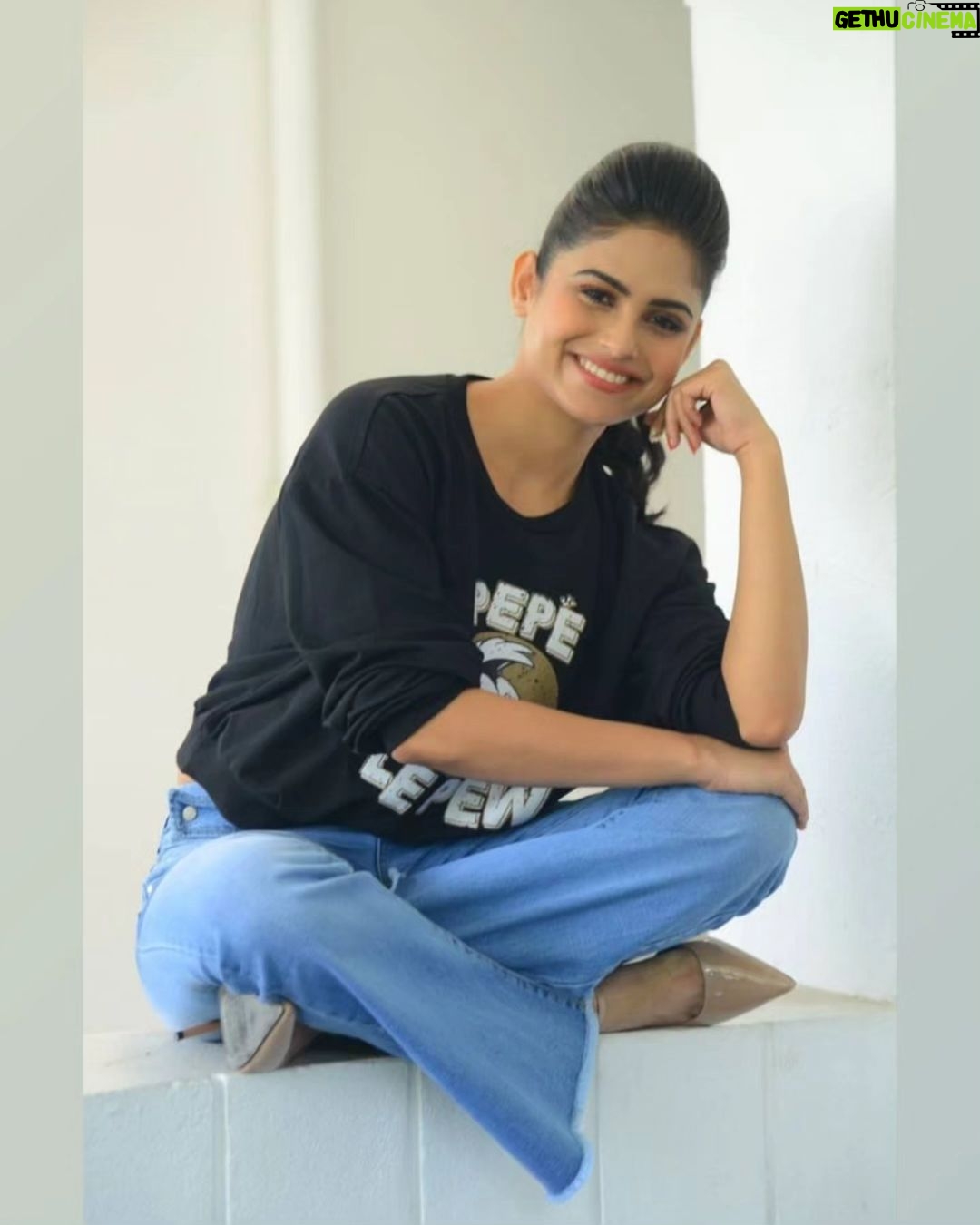 Naina Ganguly Instagram - Whatever comes my way, I take it with a smile. 😇💙