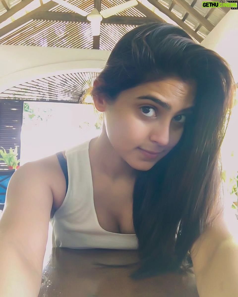 Naina Ganguly Instagram - Sunday clears away the rust of the whole week. Happy Sunday. Spread love! 🌸🫶