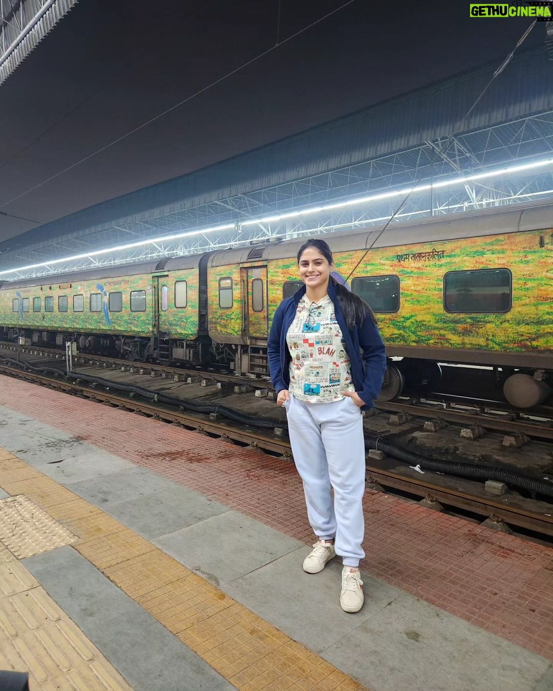 Naina Ganguly Instagram - A holiday is an opportunity to journey within. It is also a chance to chill, to relax. It is when I switch on my rest mode. 🚉 🌊