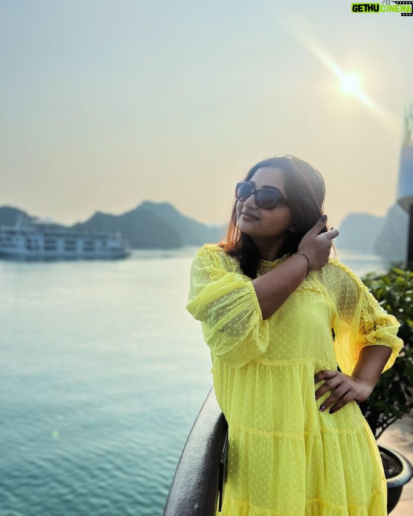 Nakshathra Nagesh Instagram - It’s been a week since I last posted on instagram, so hello! Also, did you know we have new filers now? This filter and my moon is called - simple cool. Have a nice day! 🫶🏼 #NRinVietnam Halong Bay Vietnam
