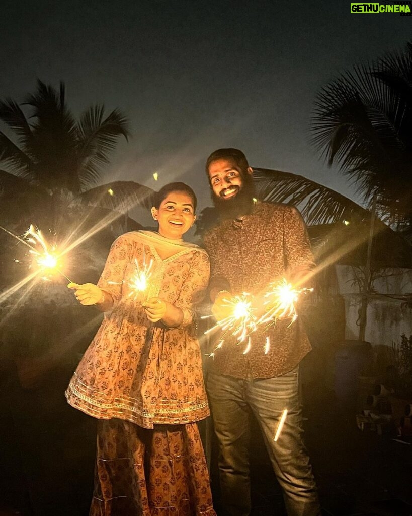 Nakshathra Nagesh Instagram - #deepavali2023 Mandatory Diwali picture! ⭐️ My light and my happiness ❤️ #NakshufoundherRagha