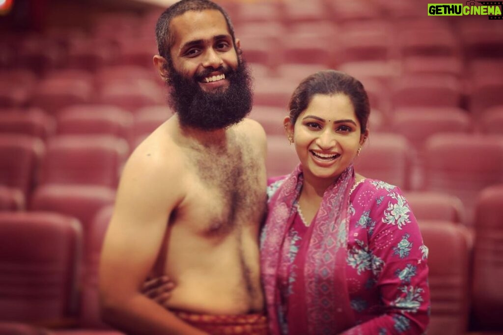 Nakshathra Nagesh Instagram - One of the happiest photos of us ❤️ Raghav directing and acting #Ghatotkachan for his @theatrekaran has been one of the toughest and most loveliest period of our marriage. It was worth every second of hardwork, sleepless nights and the meals you skipped. I could not be more proud of you and the whole team love. #proudwife #mytheatrekaran #NakshufoundherRagha 📸 by @haran_official_ Narada Gana Sabha