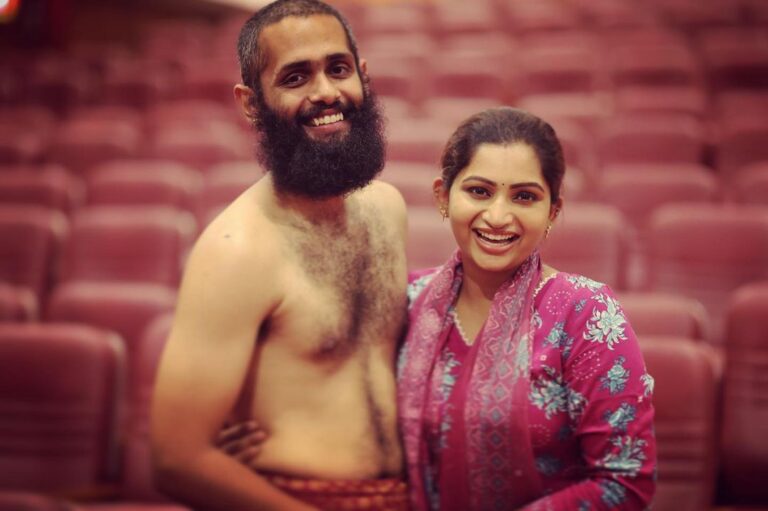 Nakshathra Nagesh Instagram - One of the happiest photos of us ❤️ Raghav directing and acting #Ghatotkachan for his @theatrekaran has been one of the toughest and most loveliest period of our marriage. It was worth every second of hardwork, sleepless nights and the meals you skipped. I could not be more proud of you and the whole team love. #proudwife #mytheatrekaran #NakshufoundherRagha 📸 by @haran_official_ Narada Gana Sabha