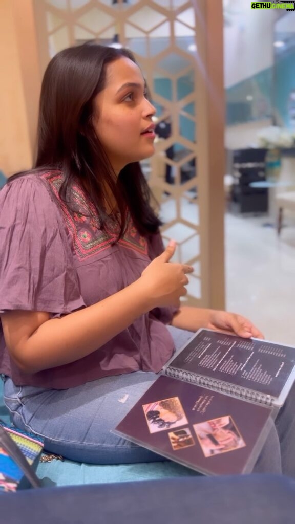 Nakshatra Murthy Instagram - Post marriage rituals 🧖‍♀️! Giving a extremely good foot massage and head massage. The bombshell pedicure was juts that I wanted ,,,, and head massage plus spa has awakened my inner soul 🫡😜 ! Thanks for having me @ksartistryan You guys did a wonderful job pampering me 🦋