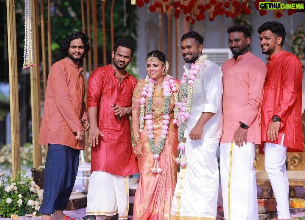 Nakshatra Murthy Instagram - Having these amazing friends with good heart and happy tears around me on my big day ❤️ . @_bharath_jacob_ from Lkg till this day , we could never imagine the journey we have come through….. your my family And the journey will continue 🧿 & @hariii_vishnuu @sam_ronaldo_ . #wedding #friendshipgoals