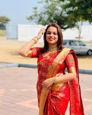 Nakshatra Murthy Instagram - Re using my engagement saree , but this time the difference was , I draped it all alone and it came out perfectly well ❤️😝