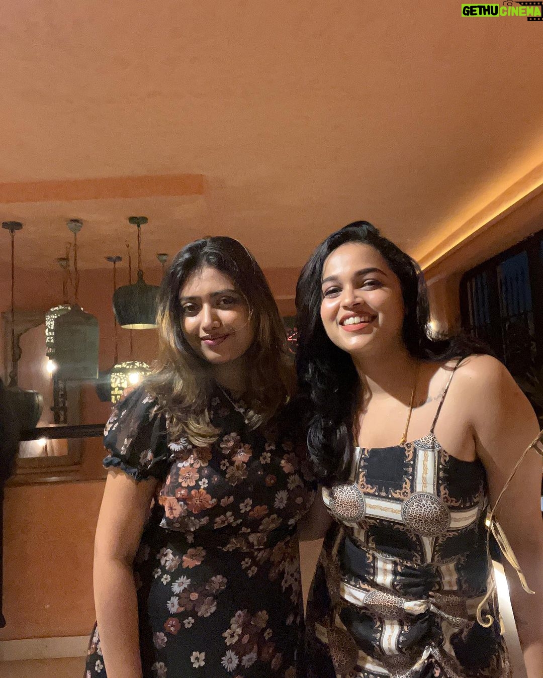 Nakshatra Murthy Instagram - Gathered around a table , storied are shared,,, memories are created & friendship is abundantly grown π ! And how could we miss the Mother Nature blessing us with an incredible night with rain and thunder!!! . Location @ignna.chennai Loved the ambiance πͺ»