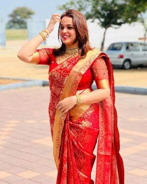 Nakshatra Murthy Instagram - Re using my engagement saree , but this time the difference was , I draped it all alone and it came out perfectly well ❤️😝