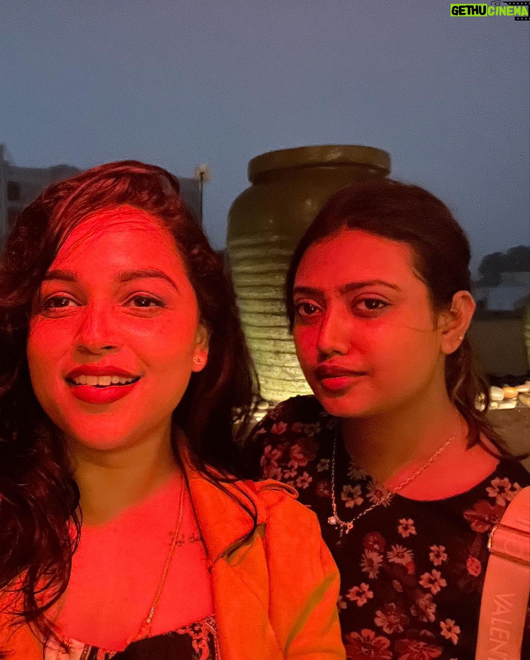 Nakshatra Murthy Instagram - Gathered around a table , storied are shared,,, memories are created & friendship is abundantly grown π ! And how could we miss the Mother Nature blessing us with an incredible night with rain and thunder!!! . Location @ignna.chennai Loved the ambiance πͺ»