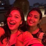 Nakshatra Murthy Instagram - Gathered around a table , storied are shared,,, memories are created & friendship is abundantly grown 🌃 ! And how could we miss the Mother Nature blessing us with an incredible night with rain and thunder!!! . Location @ignna.chennai Loved the ambiance 🪻