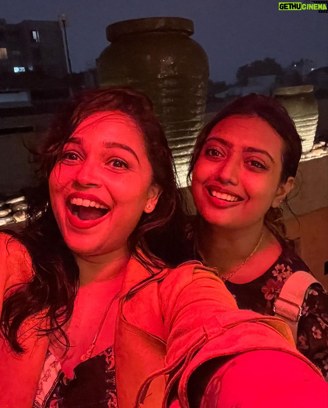 Nakshatra Murthy Instagram - Gathered around a table , storied are shared,,, memories are created & friendship is abundantly grown π ! And how could we miss the Mother Nature blessing us with an incredible night with rain and thunder!!! . Location @ignna.chennai Loved the ambiance πͺ»