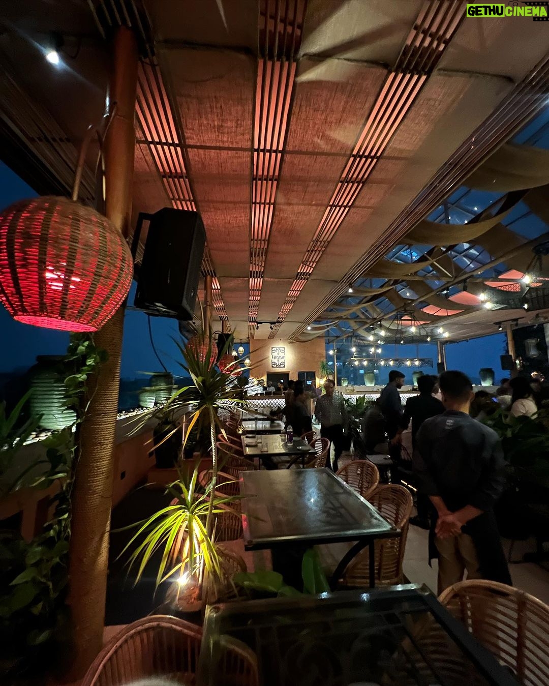 Nakshatra Murthy Instagram - Gathered around a table , storied are shared,,, memories are created & friendship is abundantly grown π ! And how could we miss the Mother Nature blessing us with an incredible night with rain and thunder!!! . Location @ignna.chennai Loved the ambiance πͺ»