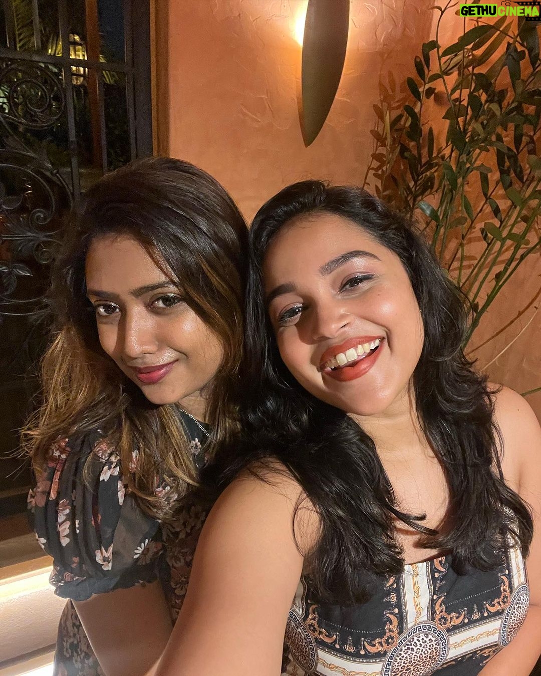 Nakshatra Murthy Instagram - Gathered around a table , storied are shared,,, memories are created & friendship is abundantly grown π ! And how could we miss the Mother Nature blessing us with an incredible night with rain and thunder!!! . Location @ignna.chennai Loved the ambiance πͺ»