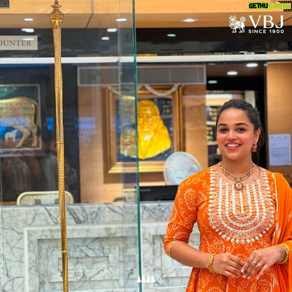 Nakshatra Murthy Instagram - #NammSengolNammPerumai It’s the dawn of another year of freedom and sovereignty. Today, I am filled to the brim with love and pride for our magnificent nation. Here I am standing at Vummidi Bangaru Jewellers next to the golden model of the Sengol that they crafted back in 1947. When the British Government handed over the authority of governing India over to Pandit Nehru, it was the Sengol that was symbolically used for the transfer of power. So today, as we celebrate our 77th year as a free and independent nation, we honor the centuries of cultural heritage that our glorious nation has witnessed. A legacy of art, tradition and aesthetic beauty perfectly carved in precious stone gave birth to this prestigious ornament. It is truly a fitting tribute to this paramount occasion in our collective experience. @vummidibangaru Jai Hind! Chennai, India