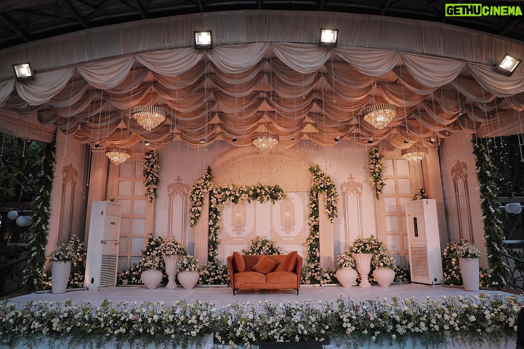 Nakshatra Murthy Instagram - My dream just became real ! Fairyland in front of my eyes on our big day ! Took so many months to figure out what we wanted . Simple and elegant but wanted it to be like my dream land . And the outcome was just as I wanted it to be ‘ thanks to @mkt.tribe @vivahhika ❤️