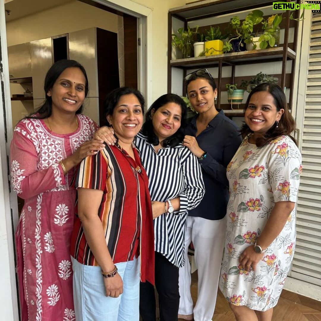 Namrata Shirodkar Instagram - School moms lunch !! My fun bunch meets once a month in rotation of each ones houses and all the boys too πππitβs our way of staying connected even though our sons have moved out of school .. A lovely afternoon, filled with laughter, conversation and great food. It was wonderful catching up with all of you! β₯οΈSmitha ur next π€π€π€ @sunayanau @vadlamudishilpa @smitharajesh1510 @sandy_kumari1