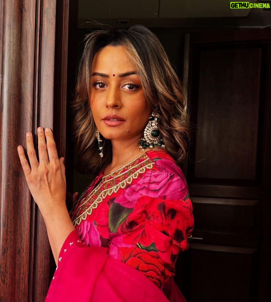 Namrata Shirodkar Instagram - Floral Chic🌺 Outfit: @gazalguptacouture Jewellery: @pmj_jewels HMU: @theartbeatsalon
