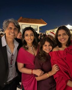 Namrata Shirodkar Instagram - Yule find me at the party!! 🎄 Great food, good music and some lovely people. Thank you @sabina.xavier for a wonderful evening!! Merry Xmas ❄️ #Christmas2023