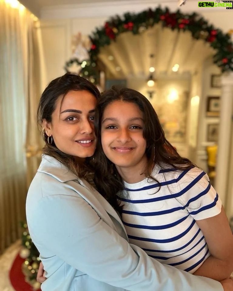 Namrata Shirodkar Instagram - May your home be filled with the warmth of the season! Merry Christmas everyone 🌲❄️