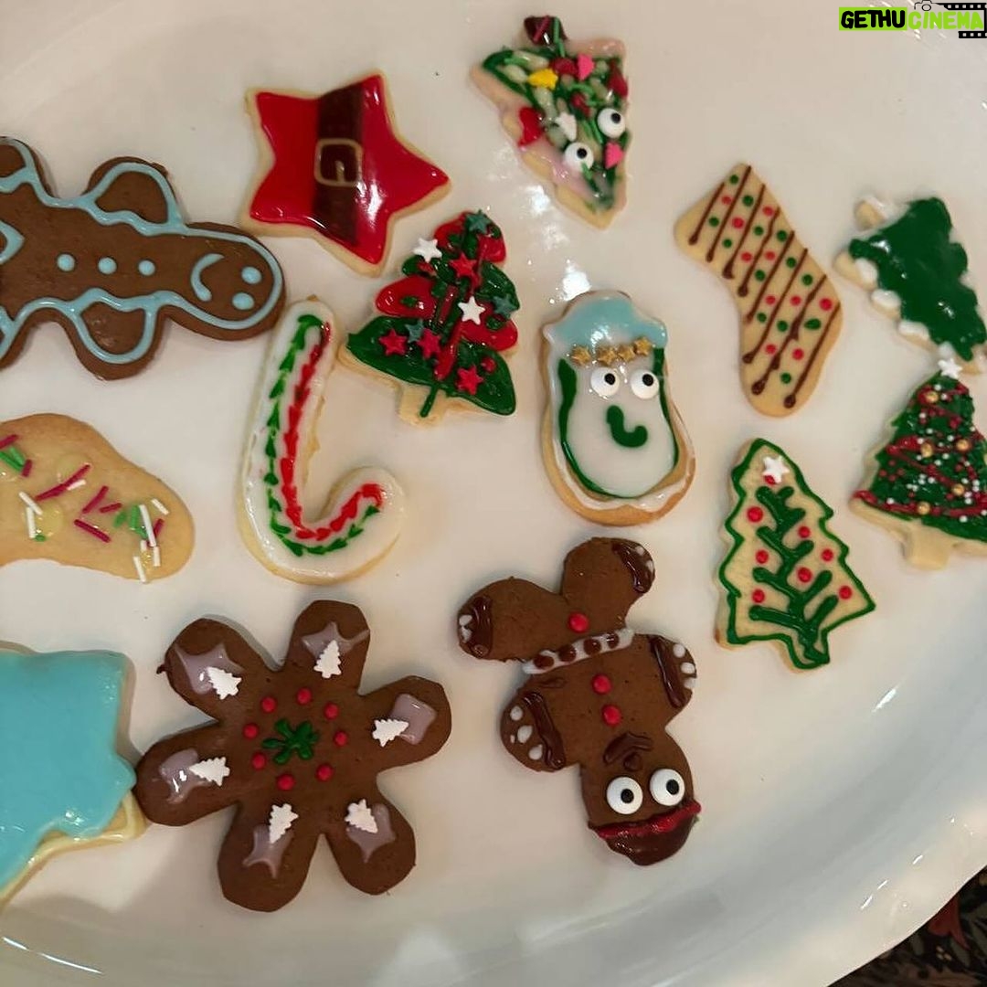 Namrata Shirodkar Instagram - Cookie-making can’t get better! A tradition at the Xavier’s every year, and a start to ending the new year on a fabulous note…♥️ Here’s to many more! @sabina.xavier @xavieraugustin
