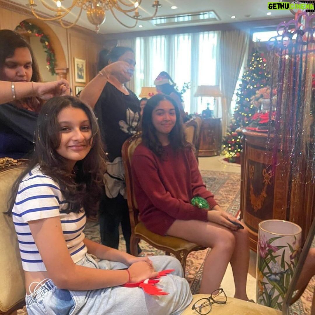 Namrata Shirodkar Instagram - Cookie-making can’t get better! A tradition at the Xavier’s every year, and a start to ending the new year on a fabulous note…♥️ Here’s to many more! @sabina.xavier @xavieraugustin