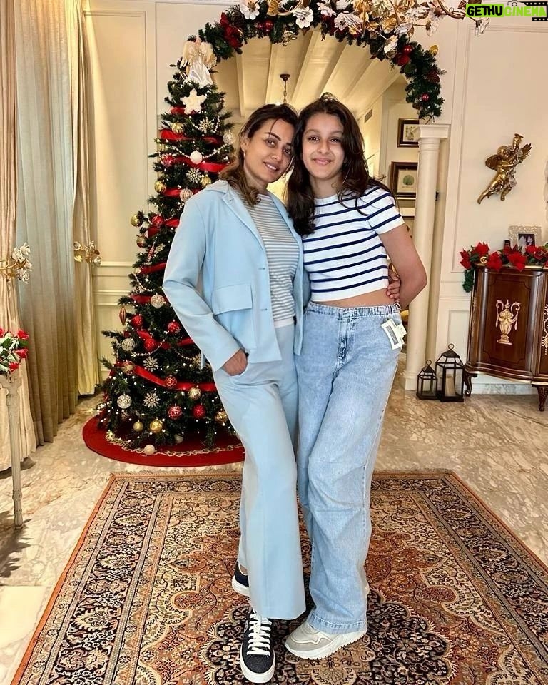 Namrata Shirodkar Instagram - May your home be filled with the warmth of the season! Merry Christmas everyone 🌲❄️