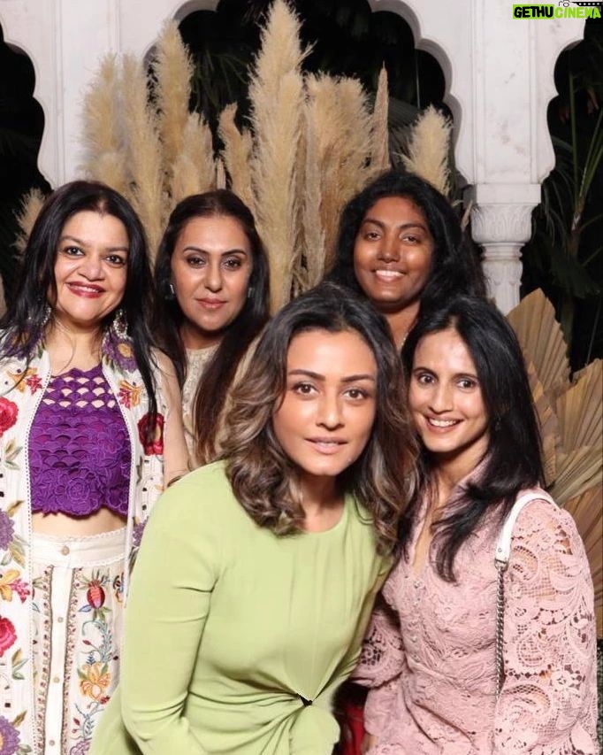 Namrata Shirodkar Instagram - An evening filled with love, laughter, and joy for our beautiful mommy to be and the little one who is about to step into this new world soon! 😍😍😍 @pinkyreddyofficial, if there is a celebration, you surely know how to make it beautiful 😍♥️♥️♥️ #VeenasBabyShower @veenareddyy @sudhareddy.official @bobbykandhari @deeptireddyofficial @archiemirchi @divya.reddy.cheers @nitya.reddy