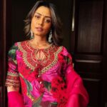 Namrata Shirodkar Instagram - Floral Chic🌺 Outfit: @gazalguptacouture Jewellery: @pmj_jewels HMU: @theartbeatsalon