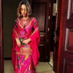 Namrata Shirodkar Instagram - Floral Chic🌺 Outfit: @gazalguptacouture Jewellery: @pmj_jewels HMU: @theartbeatsalon