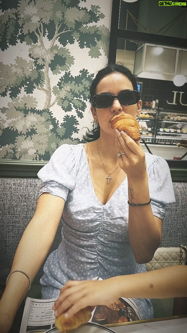 Natasa Stankovic Instagram - un croissant sil vous plait 🫶🏻🥐