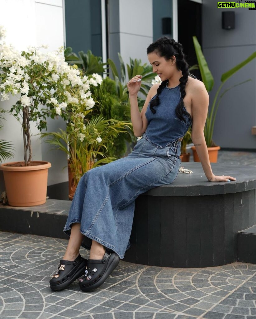 Natasa Stankovic Instagram - Every step, my style game get's stronger! These Crush Clog levels up my style. 🫶💚 #crocsindia