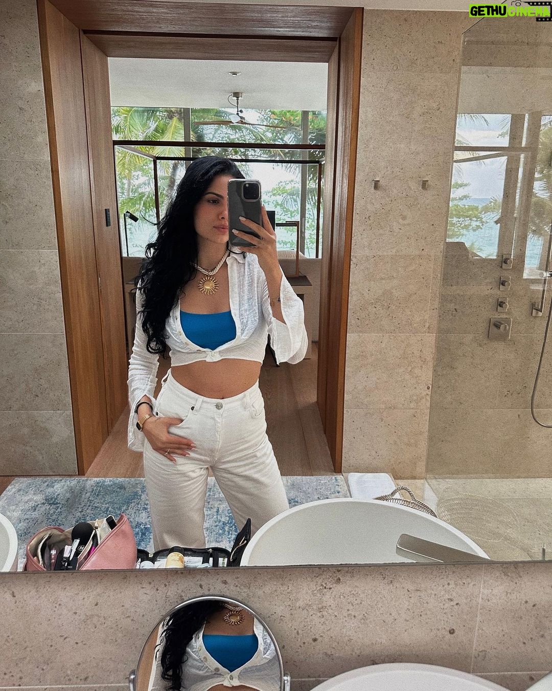 Natasa Stankovic Instagram - we outgrow people when we outgrow a version of ourselves. ☀️