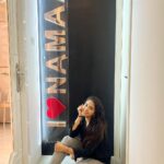Natasha Doshi Instagram - I really do. @namaaclinics ♥️🧿 . . #natashadoshi #aestheticclinic #skinclinic #mumbai #chowpatty #laserclinic #namaa #namaaclinics #drdoshi Girgaum Chowpatty