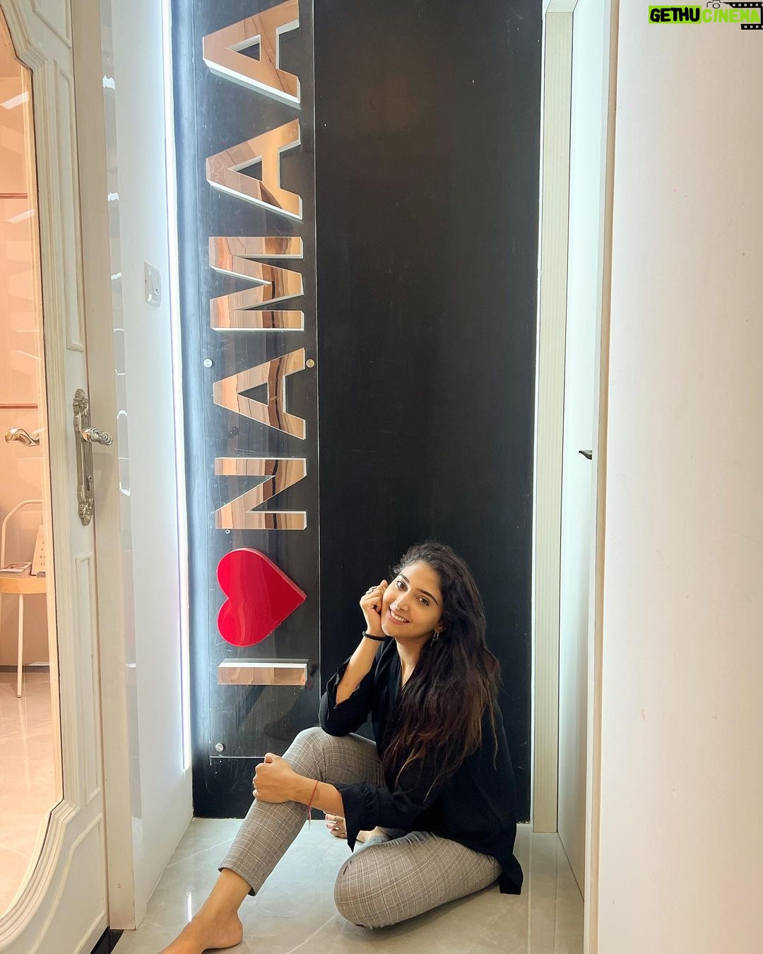 Natasha Doshi Instagram - I really do. @namaaclinics ♥️🧿 . . #natashadoshi #aestheticclinic #skinclinic #mumbai #chowpatty #laserclinic #namaa #namaaclinics #drdoshi Girgaum Chowpatty