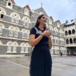Navya Naveli Nanda Instagram - Day 1 ✅ Thank you Xavier’s for such a great start to our roadshow! #YouGrowGirl Roadshow 🚘 @weareyuvaa @lorealindia 👕: @snbyshantanunikhil St. Xavier's College, Mumbai