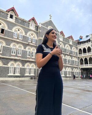 Navya Naveli Nanda Instagram - Day 1 ✅ 
Thank you Xavier’s for such a great start to our roadshow! 

#YouGrowGirl Roadshow 🚘
@weareyuvaa @lorealindia 

👕: @snbyshantanunikhil