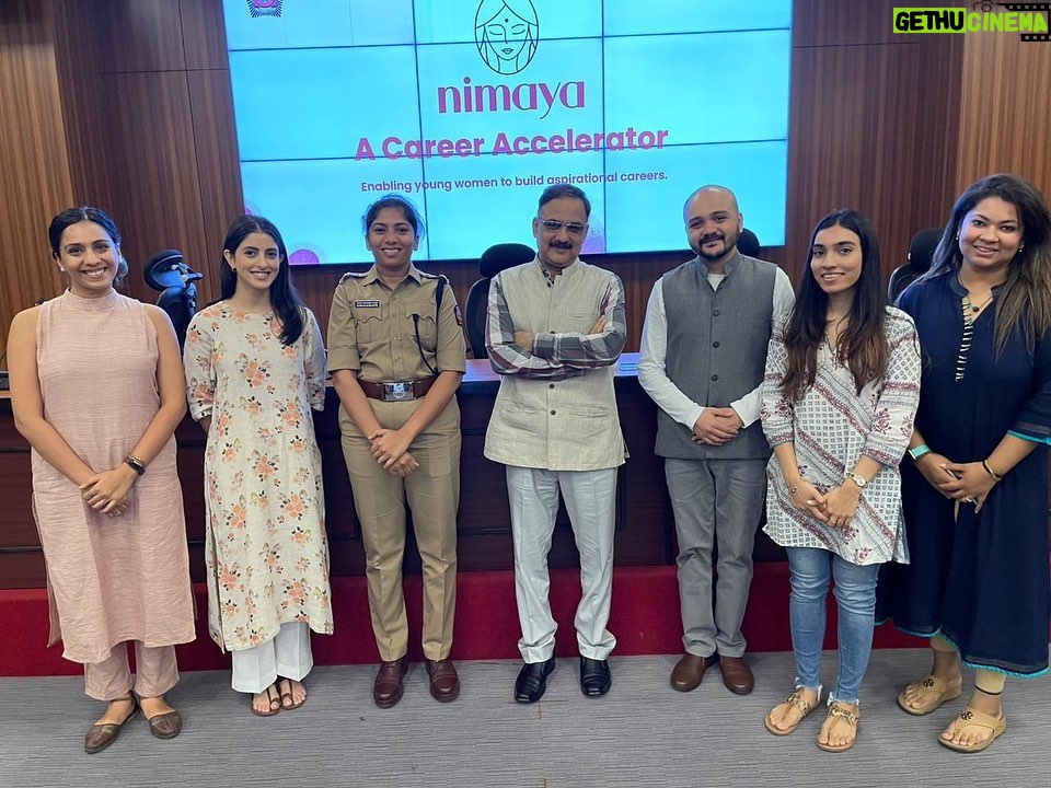 Navya Naveli Nanda Instagram - Honoured & excited to announce Nimaya’s (@futurereadynimaya) partnership with Mumbai Police (@mumbaipolice) to conduct an employability and placement linked training program for daughters of the police force. A special thank you to the Honourable Police Commissioner @cpmumbaipolice Sir and DCP @satputetejaswi Ma’am for their support and encouragement 🙏🏻 Mumbai, Maharashtra