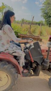 Navya Naveli Nanda Instagram - Ganeshpura, Gujarat 🌿🚜♥️