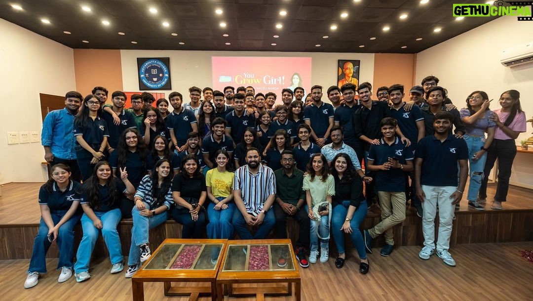Navya Naveli Nanda Instagram - How this roadshow is going pt 2 🚘❤️ @weareyuvaa @yash_pise @tanejamainhoon @shachilapasia @_gokulpillai @gokul1997 @soniab15 @chakramm_ @sound_of_incantations @michellecordo @bodhisattvasuni 📸 by the greatest of all time @chakramm_