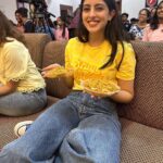 Navya Naveli Nanda Instagram - How this roadshow is going so far… #YouGrowGirl a @weareyuvaa roadshow empowered by @lorealparis @lorealindia 🚘❤️ #4 is @chakramm_ rejecting my creative shot taking ideas! @tanejamainhoon @yash_pise @shachilapasia @sound_of_incantations @soniab15 @chakramm_ @_gokulpillai @gokul1997 @kevinkennethlee Delhi, India