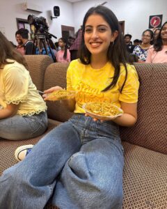 Navya Naveli Nanda Instagram - How this roadshow is going so far… #YouGrowGirl a @weareyuvaa roadshow empowered by @lorealparis @lorealindia 🚘❤️ #4 is @chakramm_ rejecting my creative shot taking ideas! @tanejamainhoon @yash_pise @shachilapasia @sound_of_incantations @soniab15 @chakramm_ @_gokulpillai @gokul1997 @kevinkennethlee Delhi, India