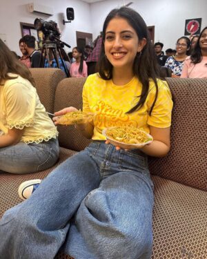Navya Naveli Nanda Instagram - How this roadshow is going so far… 

#YouGrowGirl a @weareyuvaa roadshow empowered by @lorealparis @lorealindia 🚘❤️

#4 is @chakramm_ rejecting my creative shot taking ideas! 

@tanejamainhoon @yash_pise @shachilapasia @sound_of_incantations @soniab15 @chakramm_ @_gokulpillai @gokul1997 @kevinkennethlee